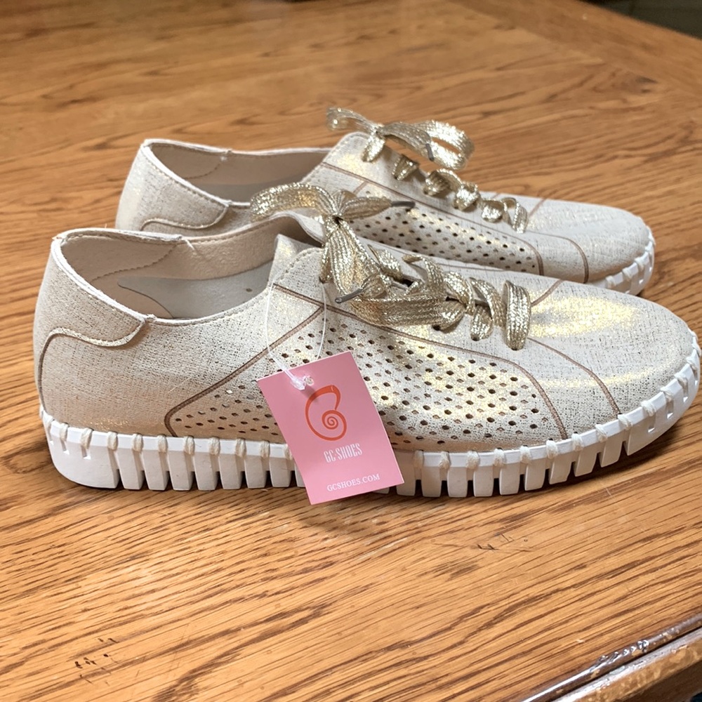 GC Shoes Lex lace up flex sneaker in gold. Removable cushioned insole. Size 8.5